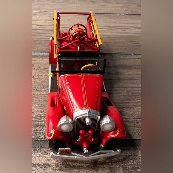 Hallmark NEW 2018 #16 Fire Brigade Series Christmas Ornament 1932 Buick Fire Eng - Picture 5 of 11